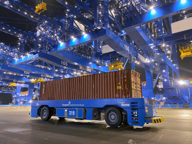 현대로템이 부산 신항 7부두에 공급한 AGV. 현대로템 제공